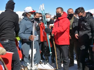 2 bin 700 rakımda tahta kayaklarla kaydılar