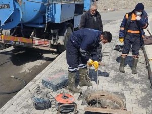 Hakkari'de tıkanan kanalizasyon hattı açıldı