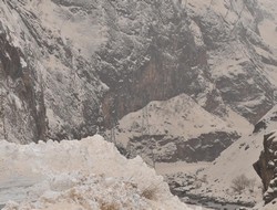 Hakkari Çukurca karayoluna çığ düştü