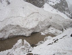 Hakkari'de çığ azgın Zap suyunu kesti