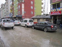 Çarşı merkezi gölete döndü