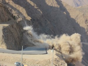 Hakkari'de yol çalışmasında dinamit patlatıldı!