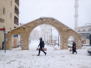 Hakkari'de 56 yerleşim yeri ulaşıma kapandı