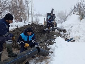 Hakkari’de kar yağışı altında su arıza çalışması