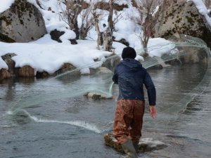 Şırnak'ta eksi 21 derecede balık avı