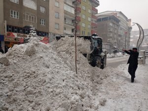 Hakkari belediyesi karla mücadele başlattı