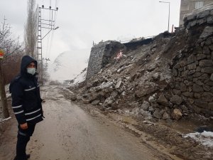 Hakkari’de istinat duvarları çöktü