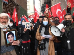 Hakkari annelerinin kar altında evlat nöbeti