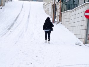 Hakkari yeniden beyaza büründü