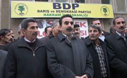 HAKKARİ/DE  BDP TABELASI ASILDI