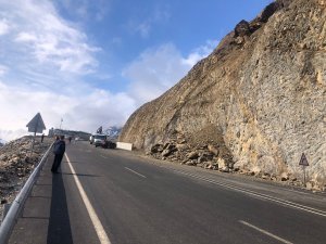 Hakkari-Van karayolunda kaya tehdidi