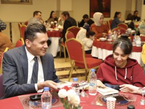 Hakkari Vali Vekili Kumbasar, ailelerle bir araya geldi