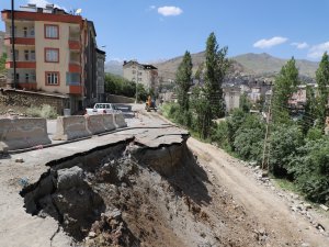 Hakkari'de sanayi yolunda istinat duvarı çalışması