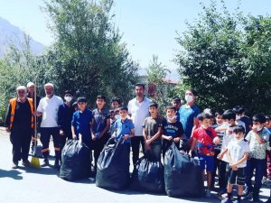 Kur'an kursu öğrencilerinden örnek davranış