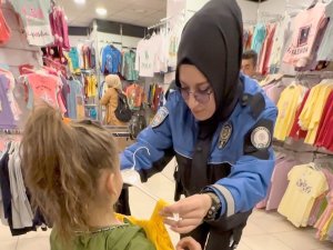 Hakkari polisi ihtiyaç sahibi çocukları giydirdi