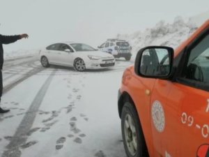 Karabet Geçidi'nde kar etkili oldu