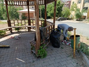 Hakkari’deki parklar çöplerden temizlendi