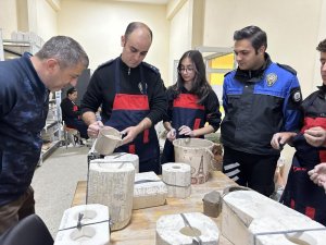 Yüksekova polisi 40 öğrenciye kurs verdi