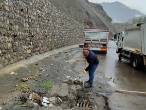 Temizlik ekibi kanal tıkanmalarına müdahale etti