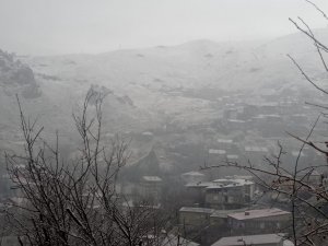 Hakkari'de karla karşılık yağmur etkili oluyor