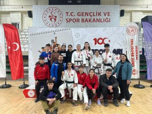 Hakkarili sporcular 10 madayla ile döndü