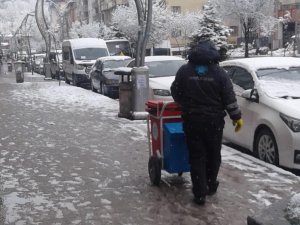 Karda çöp toplama işlemini aksatmıyorlar