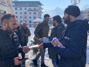 Hakkari polisi Siberay bilgilendirme broşürü dağıttı