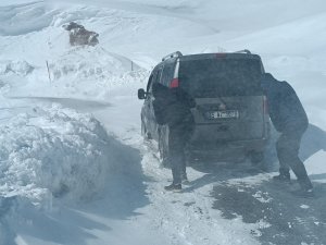 Durankaya yolunda mahsur kalanlar kurtarıldı