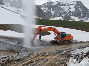 Hakkari Berçelan'da su borusu patladı