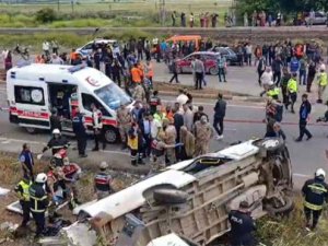 Tanker minibüsü biçti: 8 ölü, 11 yaralı