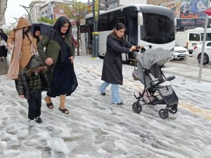 Van’da etkili olan dolu kışı aratmadı