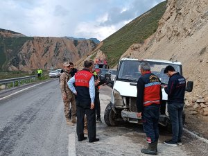 Hakkari-Van karayolunda kaza 9 yaralı