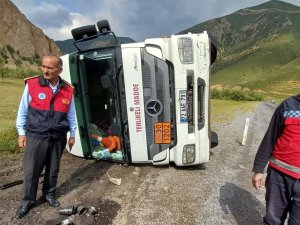 Hakkari Erziki’de yakıt tankeri yan yattı