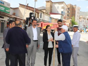 Hakkari belediyesi asfalt yama çalışması başlattı