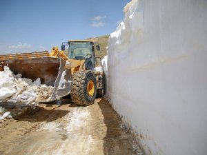 5 metreyi bulan karda yol açma çalışması