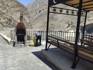 Hakkari-Van karayolu çöplerden temizlendi