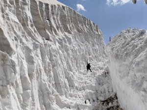 Yaz mevsiminde 8 metrelik kar tünelleri