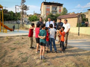 Vali Çelik'ten Yeni mahalleye halı saha müjdesi