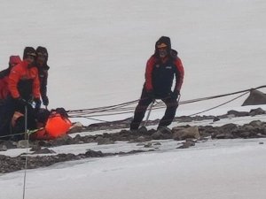 2 dağcının cesedi kamp alanına taşınıyor