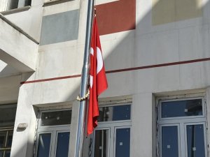 Yüksekova’da Haniye için bayraklar yarıya indirildi