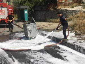 Hakkari’de konteynırlar köpüklü suyla yıkandı