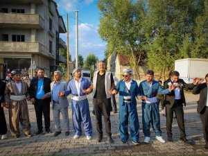 Vali Çelik "Şehit torunu düğününde halay çekti"