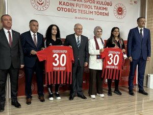 Bakanlardan kadın futbol takımına otobüs desteği