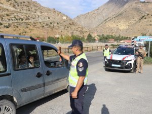 Hakkari jandarma trafik denetimlerini sürdürüyor