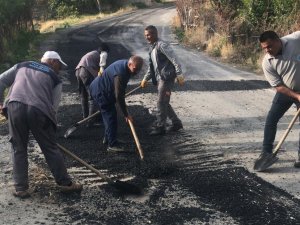 Hakkari’de asfalt yama çalışmaları sürüyor