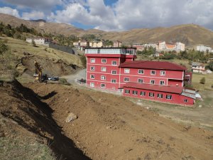 Hakkari belediyesi 4 kolda çalışma yürütüyor