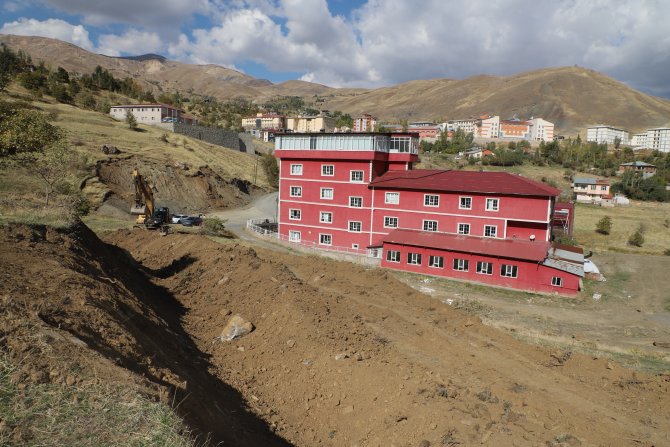 Hakkari belediyesi 4 kolda çalışma yürütüyor