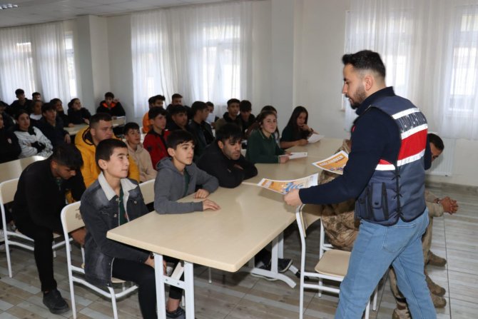 Hakkari Jandarması bilgilendirmeye devam ediyor