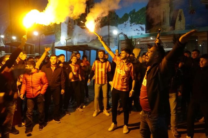 Van'da Galatasaraylı taraftarların derbi coşkusu