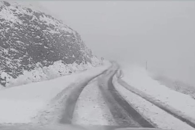 Karabet Geçidi'nde mevsimin ilk karı yağdı